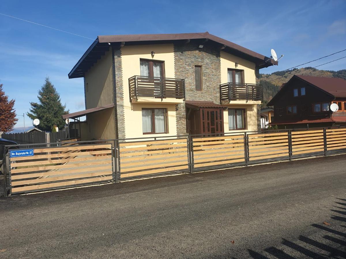 Villa Wild Petroşani Buitenkant foto